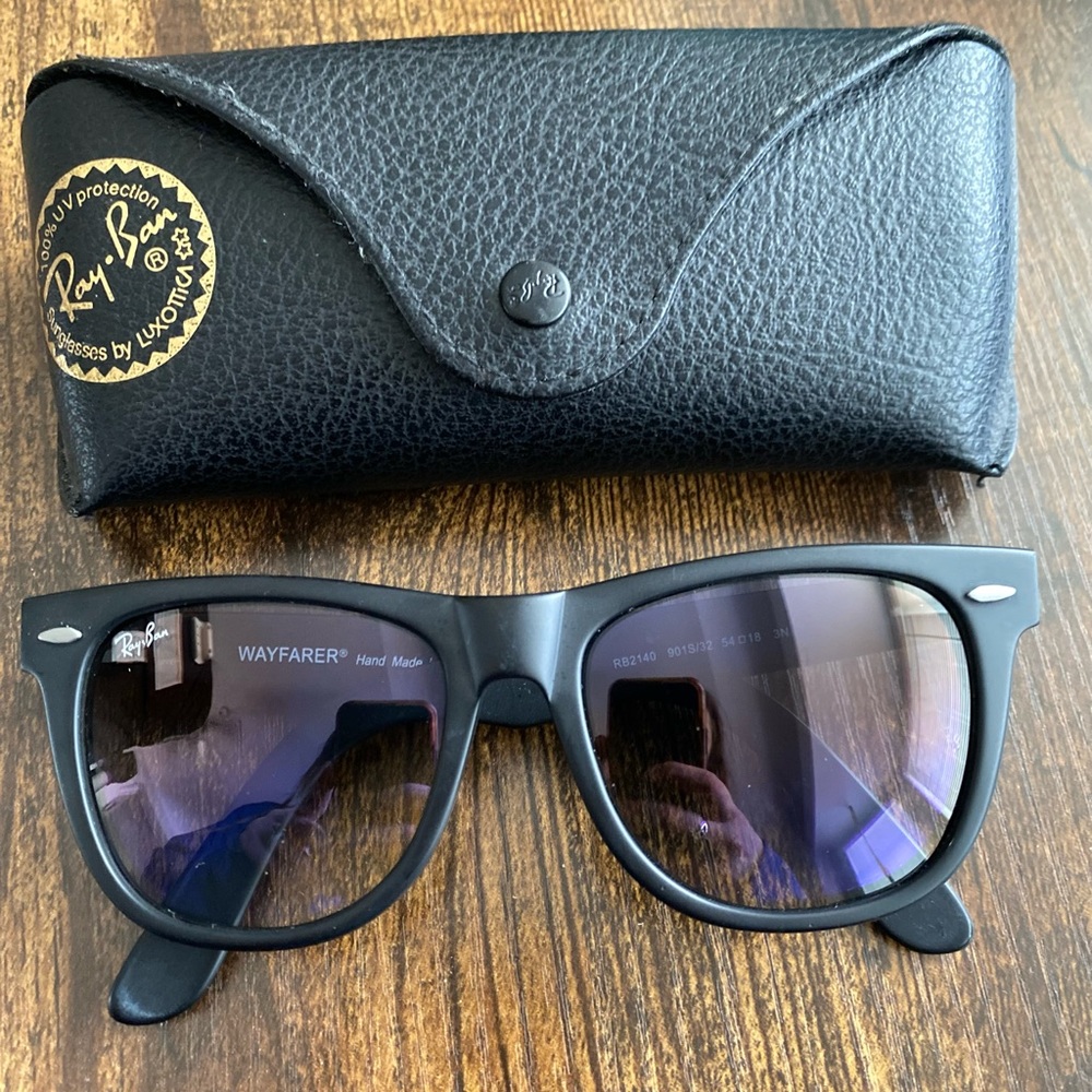 Ray Ban Wayfarer sunglasses for men or women.